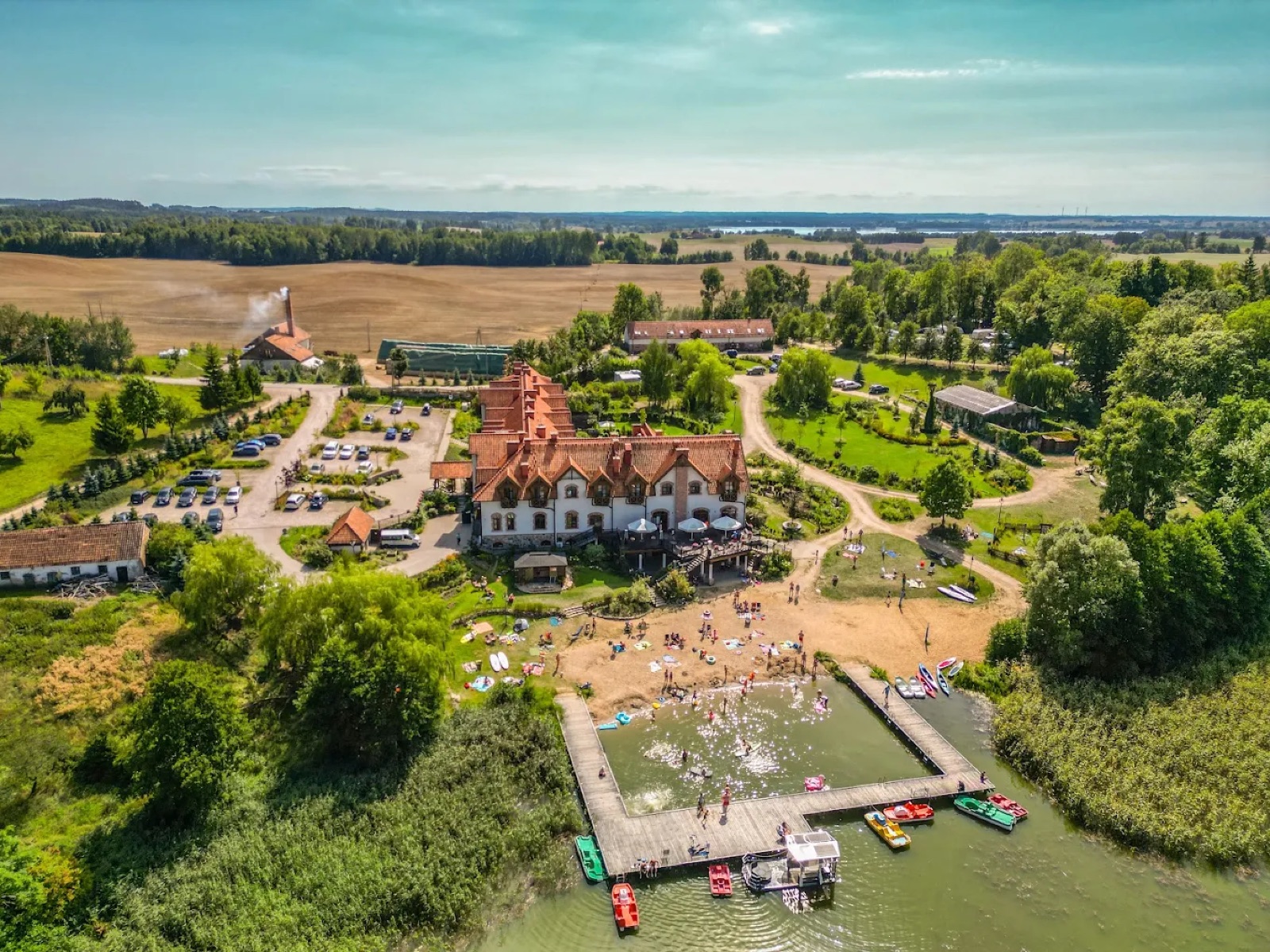Zabudowania Folwarku Łękuk, plaża i pomost
