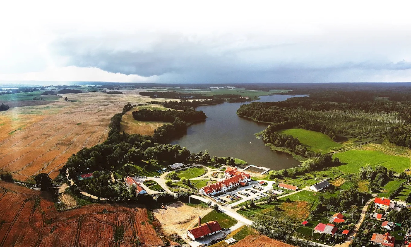 Folwark Łękuk nad jeziorem — widok z lotu ptaka